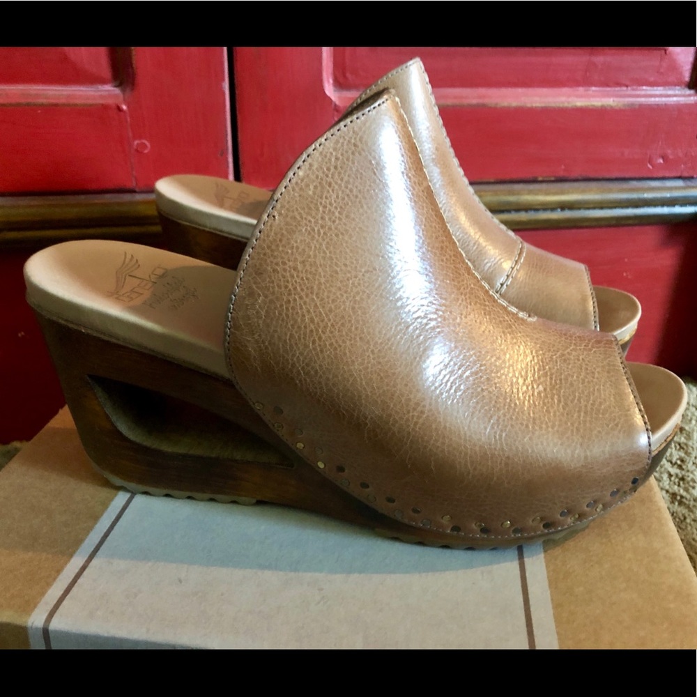 New, Dansko Sage Wedge Sandal in Tan